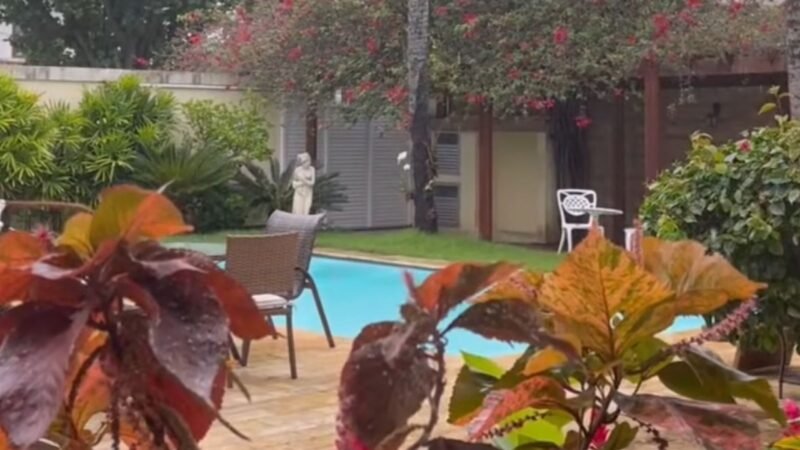 Aos 65 anos atriz tem trajetoria marcada por mansao luxuosa