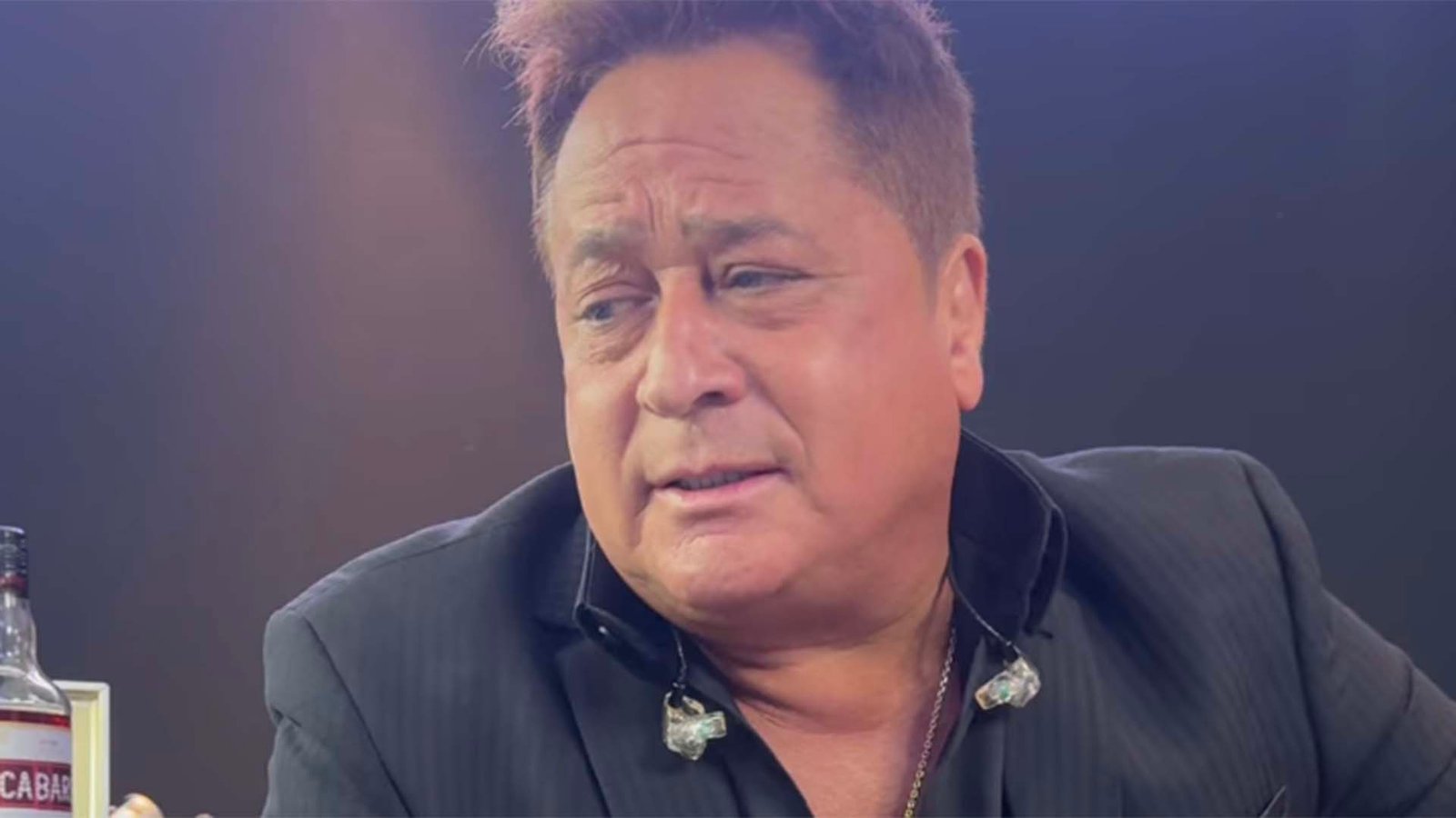 Leonardo se submete a cirurgia nos olhos e chama atencao