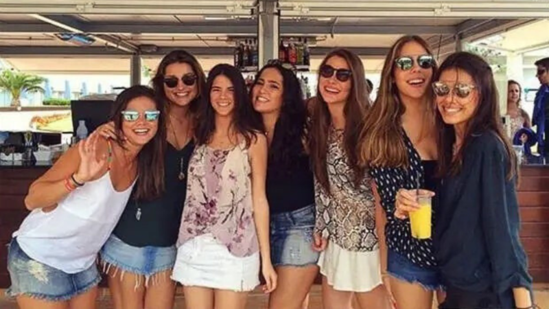 Aos 27 filha de apresentadora bilionaria ja caiu na folia