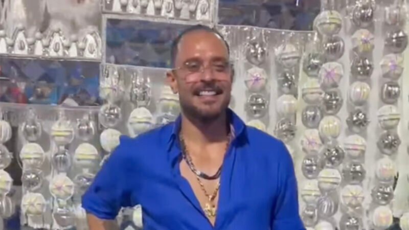 Diogo Nogueira celebra o Carnaval no Camarote Portela CARAS