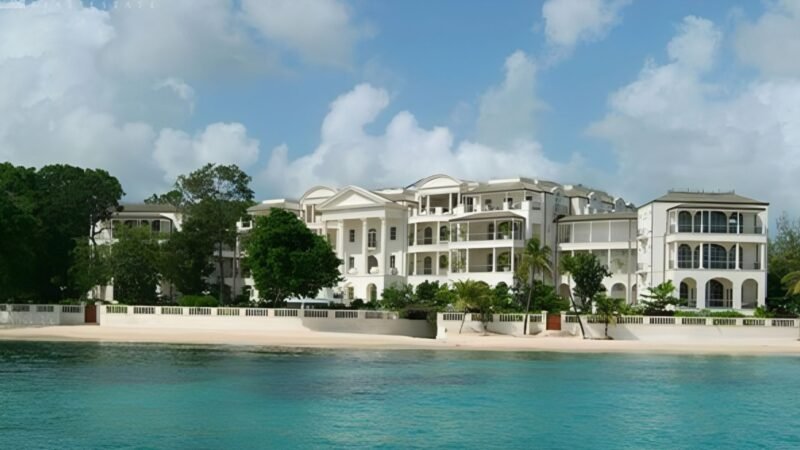 Em condominio de bilionarios cantora mantem mansao de R 115