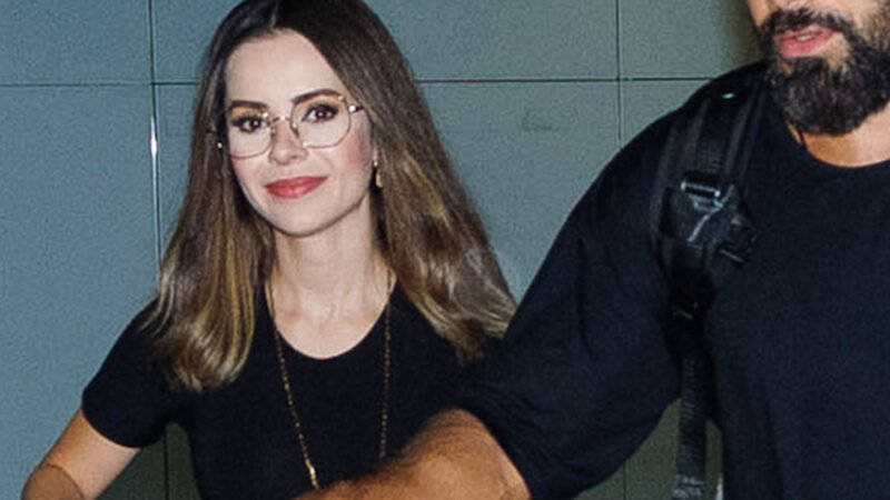 Pela primeira vez Sandy e vista aos beijos com o