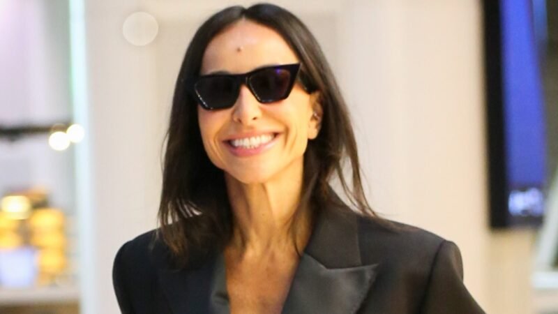 Sabrina Sato chama atencao em aeroporto com bolsa de grife