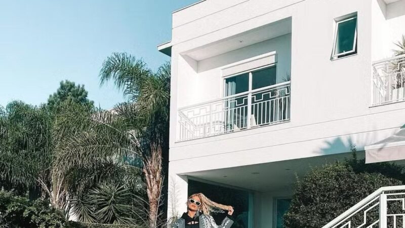 Aos 27 anos cantora tem mansao luxuosa de 650 m²