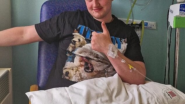 Aos 28 anos ator que enfrenta cancer terminal anuncia internacao