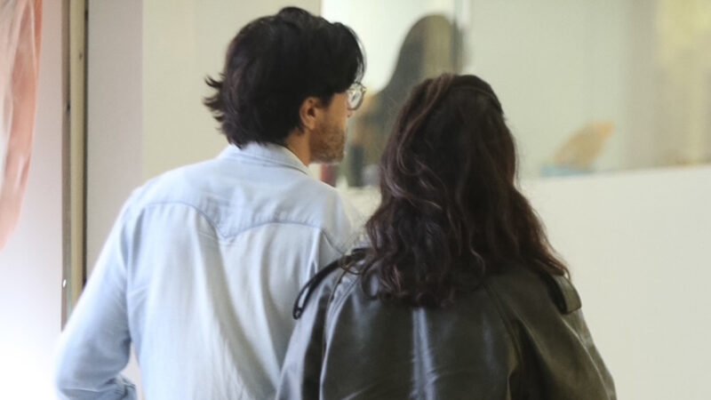 Aos 49 anos atriz faz rara aparicao em publico com