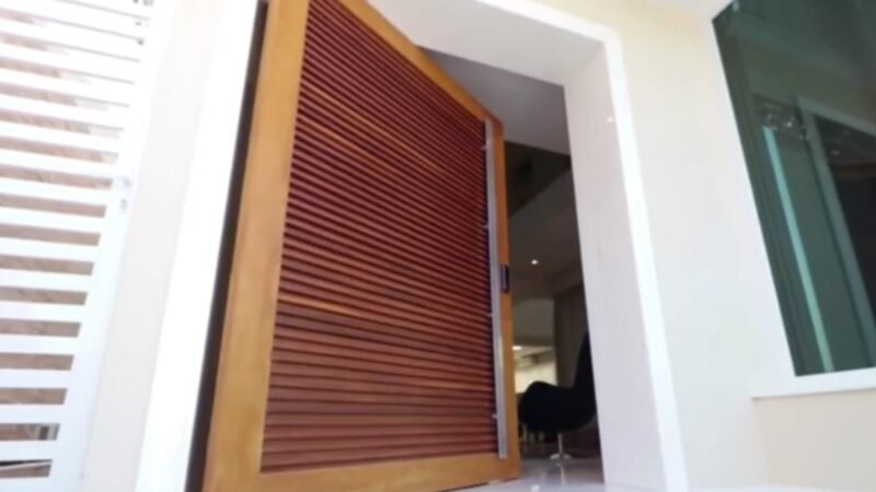 Apresentador do SBT tem mansao milionaria com piscina e detalhe