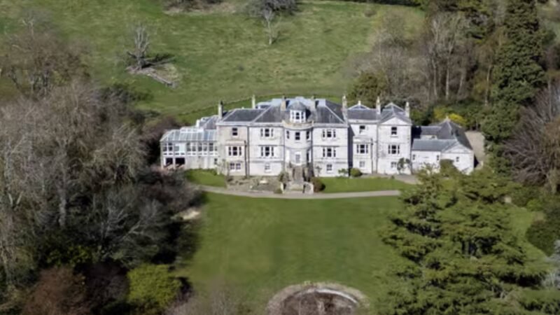 Ator chega aos 71 anos apos comprar mansao milionaria em