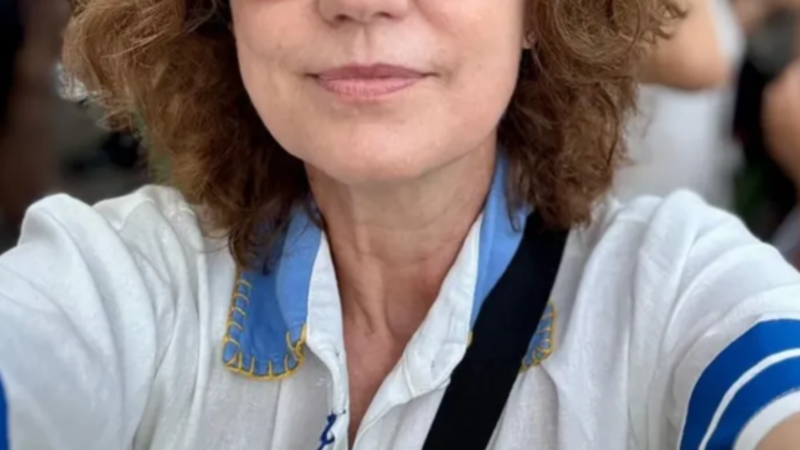 Quem e a atriz brasileira de 62 anos que raspou