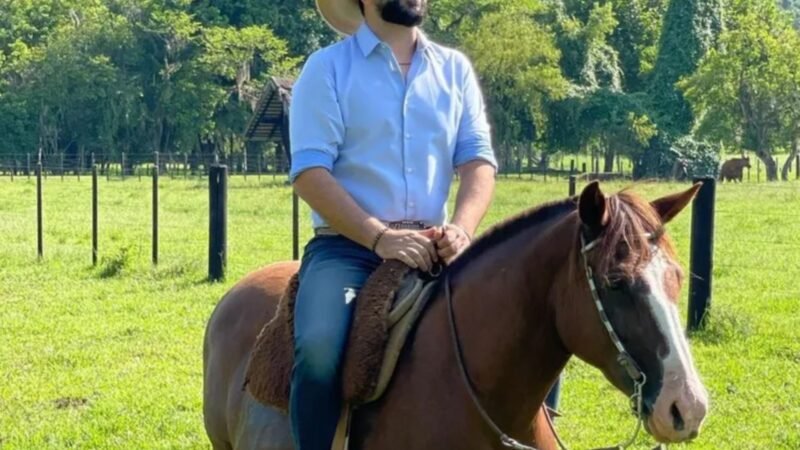 Aos 45 anos cantor sertanejo mora em fazenda milionaria e