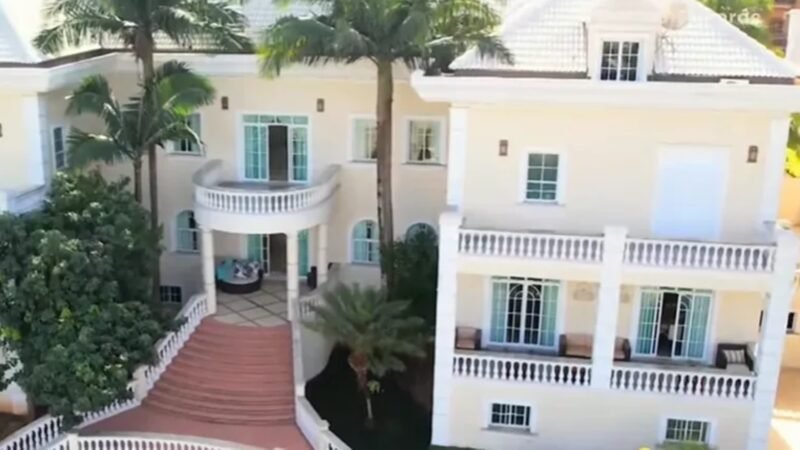 Aos 63 anos icone da televisao esportiva e dono de