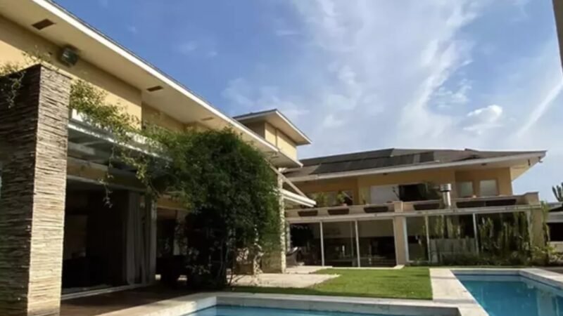 Apos separacao de cantora famoso se mudou para mansao de