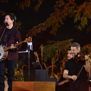 Barbudo Lucas Lima sobe ao palco com o ex sogro Xororo