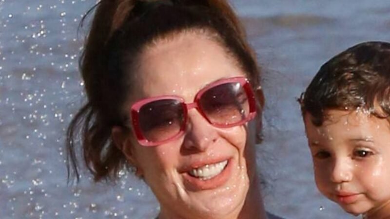 Claudia Raia curte dia de praia ao lado do marido