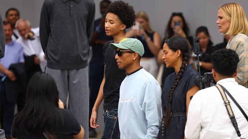 Dono de R 12 bilhao ator de 53 anos vive