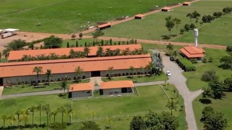 Milionaria dupla sertaneja ostenta fazenda de luxo e protagoniza uma