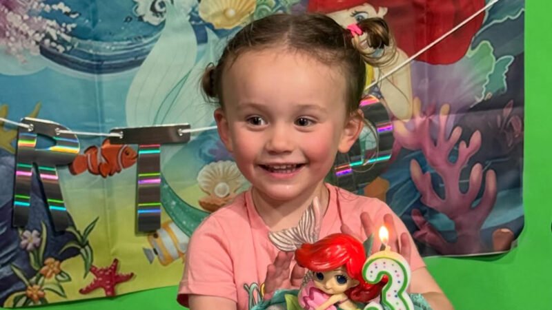 Quem e a mae da crianca da foto Ela e